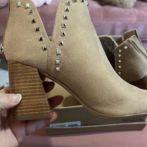 Steve Madden Noticeable booties sz 8. Camel colored w/ V ankle & silver studs.